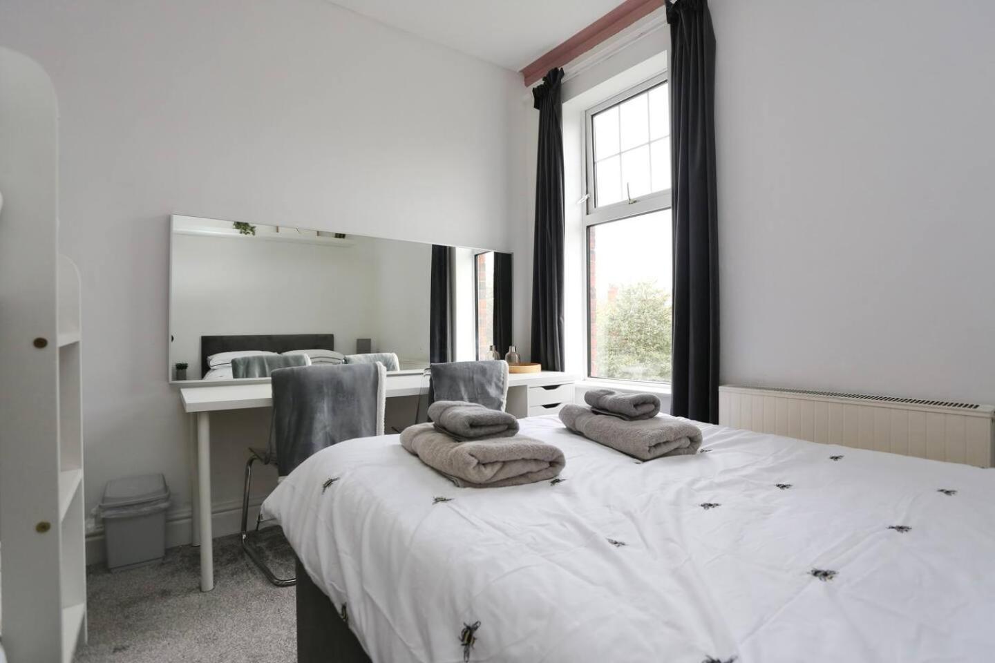 The Hot Tub Townhouse By Holiday Heim Lytham St Annes Exterior photo